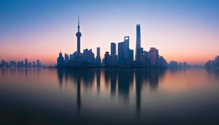 نمو اقتصاد الصين 4.5% في الربع الثالث 2026: ماذا تعني البيانات لليوان والدولار الأسترالي والذهب؟ 9 أفق شنغهاي ومبانيها المالية، صورة توضيحية لتقرير نمو اقتصاد الصين في الربع الثالث 2026