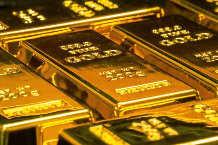 سبائك ذهبية توضيحية لتحليل توقعات البنك الدولي للمعادن النفيسة والسلع في أكتوبر 2026